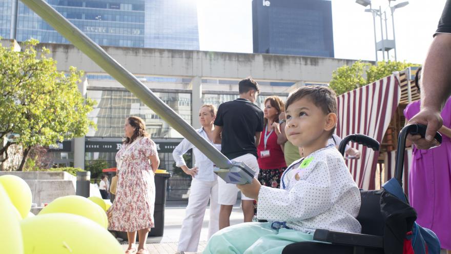 niño participando en pesca de patos