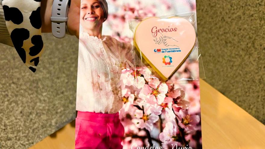 Obsequio para los pacientes realizado por familia de Candelas Fernández Galleta artesana con forma de corazón