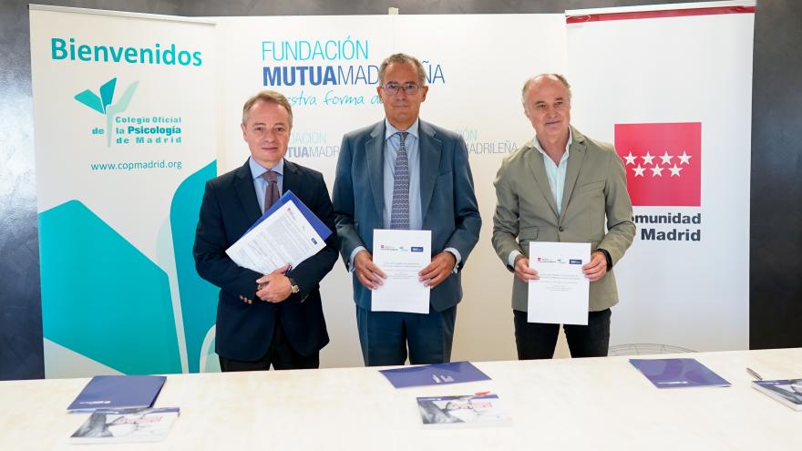El vicepresidente durante la firma del acuerdo