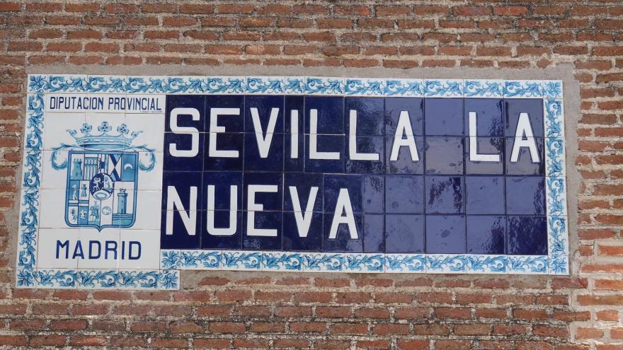 cartel de azulejos identificativo de la población Sevilla la Nueva con escudo de la Diputación provincial de Madrid