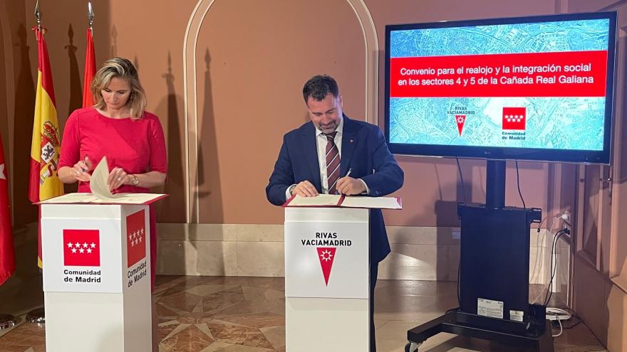 La consejera Paloma Martín firmando el documento en el atril