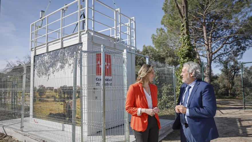 La Comunidad de Madrid abre cuatro nuevas estaciones fijas que informan sobre la calidad del aire con hasta 48 horas de antelación La consejera junto a la planta conversa con un responsable