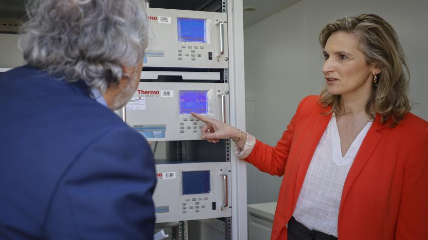 La Comunidad de Madrid abre cuatro nuevas estaciones fijas que informan sobre la calidad del aire con hasta 48 horas de antelación La consejera observando los indicadores de la calidad de aire