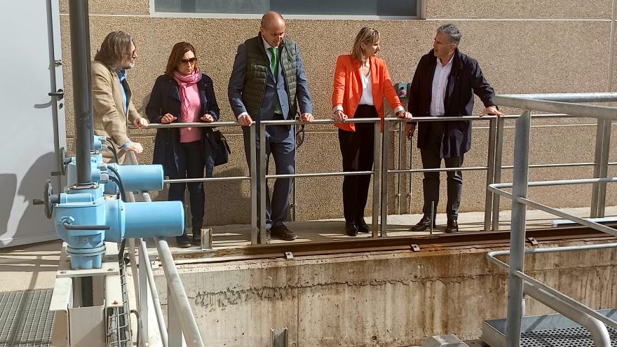 La consejera observando las instalaciones, durante la visita