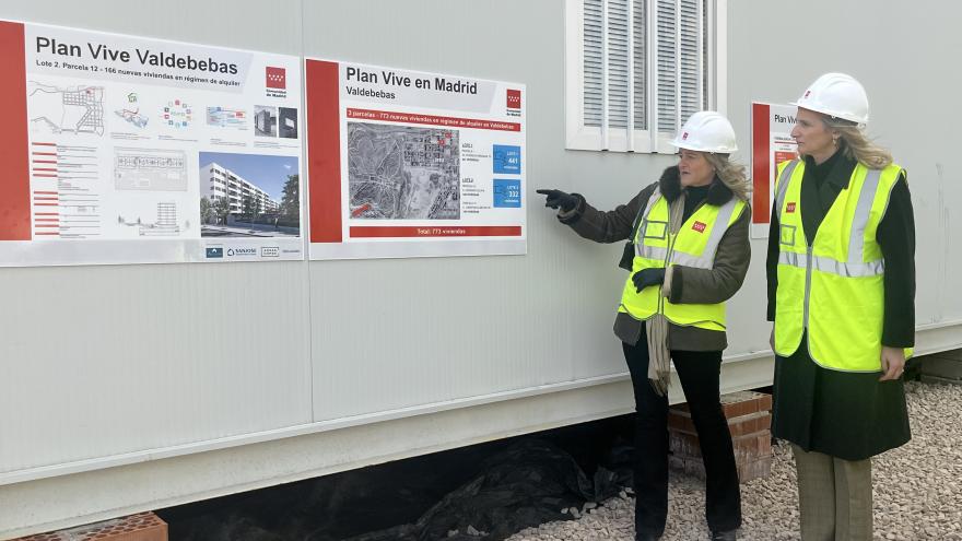 La consejera Paloma Martín observa el plano de las obras 