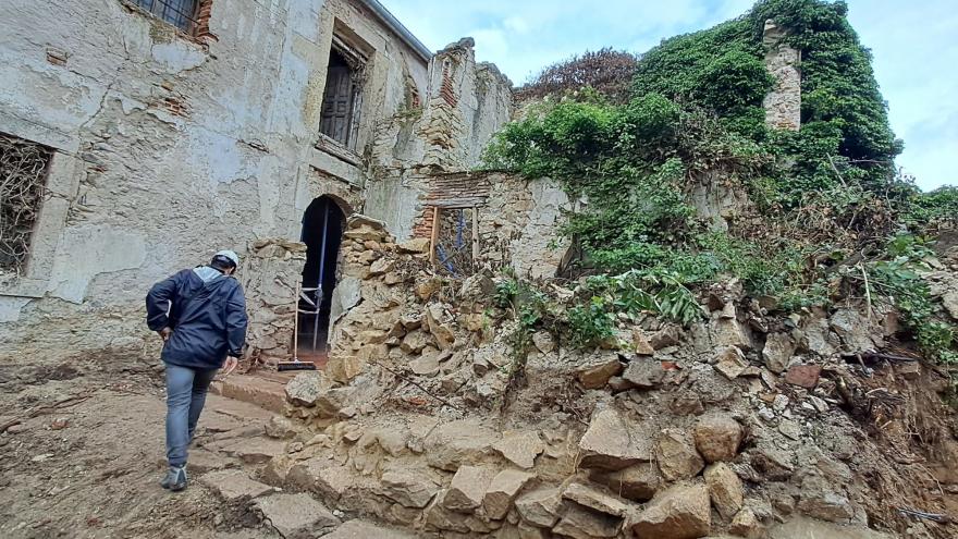 Estado inicial edificio de la Demandadera. En ruinas y estado muy inestable y peligroso imagen de un patio con restos de piedras y vegetación acumulados