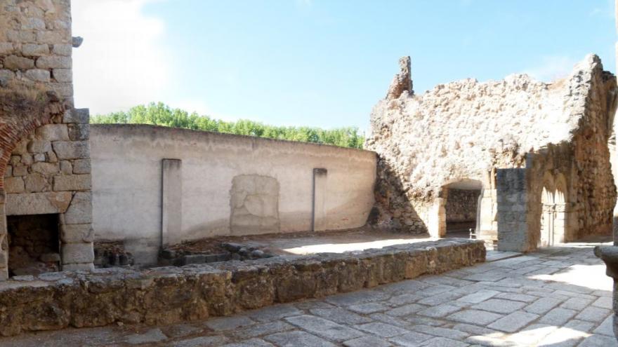 Estado previo del refectorio imagen interior del muro de cemento