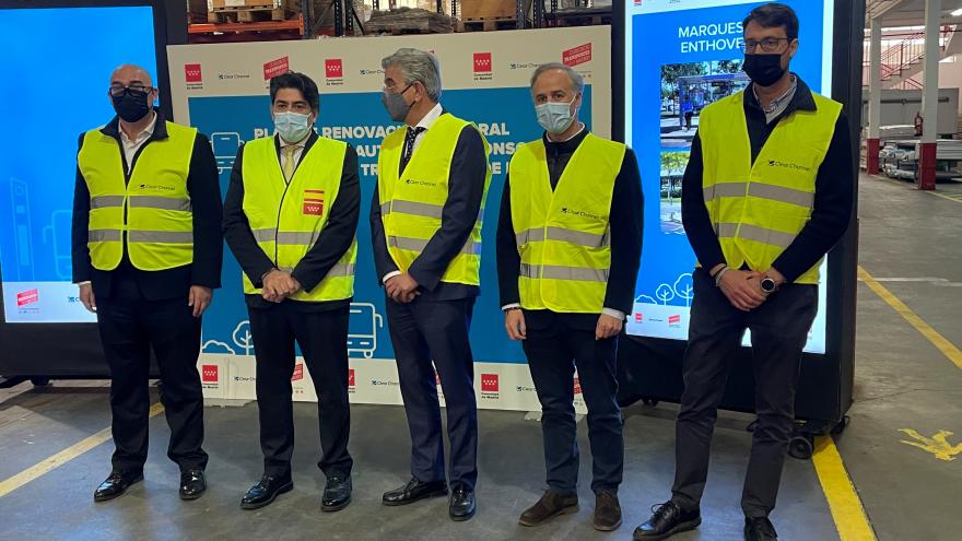 El consejero de Transportesvisita las instalaciones de Clear Channel El consejero posa para una foto junto a los responsables de Clear Channel