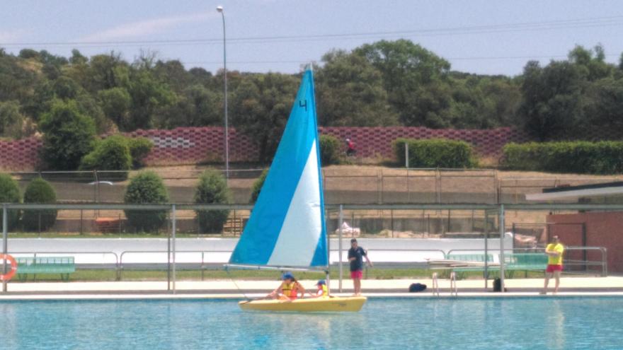 Unos jóvenes en un velero