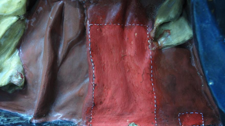 Tratamiento de la policromía iamgen de restauración de la pintura de la escultura
