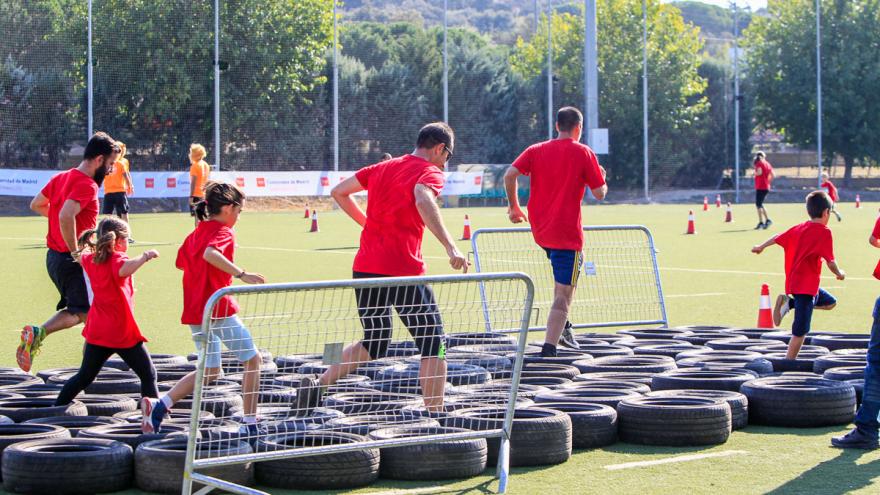 Unos jóvenes saltando en unos cauchos en el suelo 