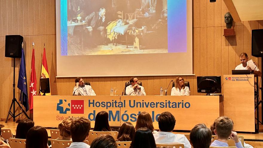 El doctor García Cerrada, médico internista,  durante su intervención
