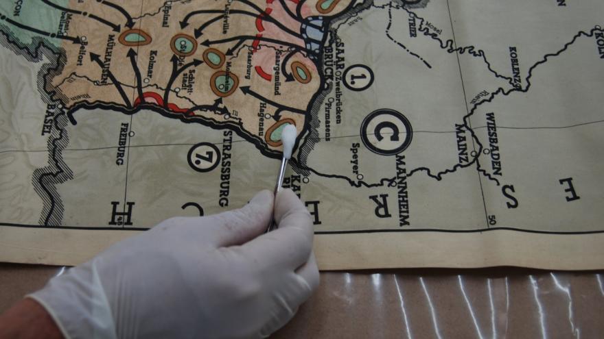 imagen de un mapa en detalle durante su restauración