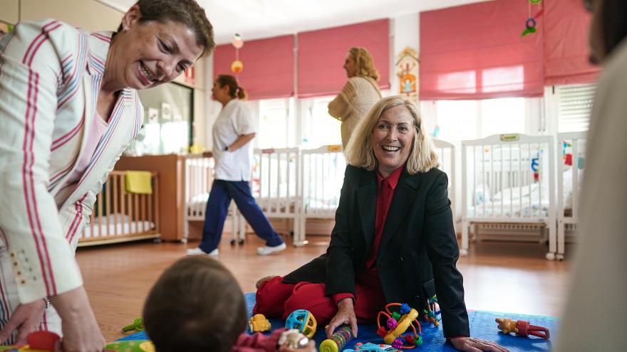 La consejera en la visita al centro para madres