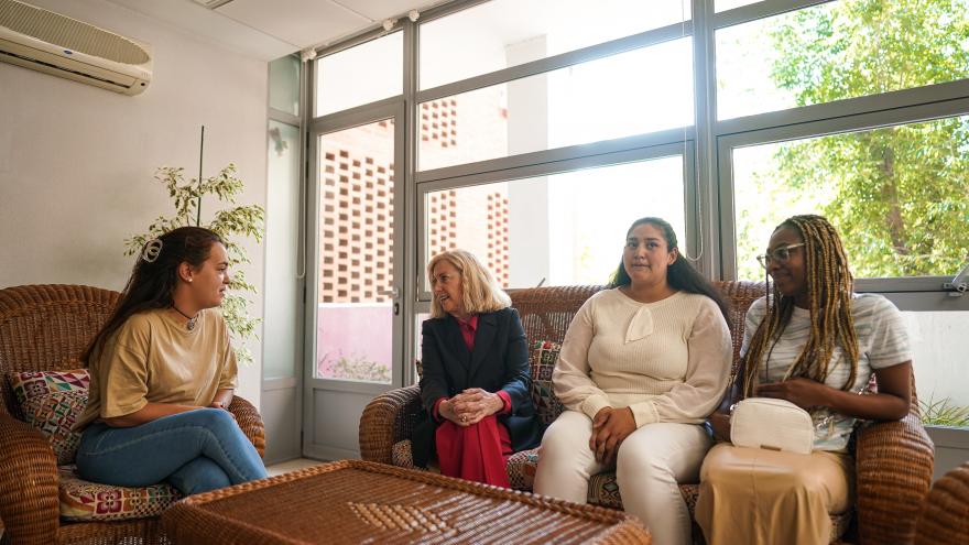 La consejera en la visita al centro para madres