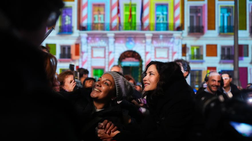 Un calendario de Adviento gigante toma vida en la fachada de este emblemático edificio
