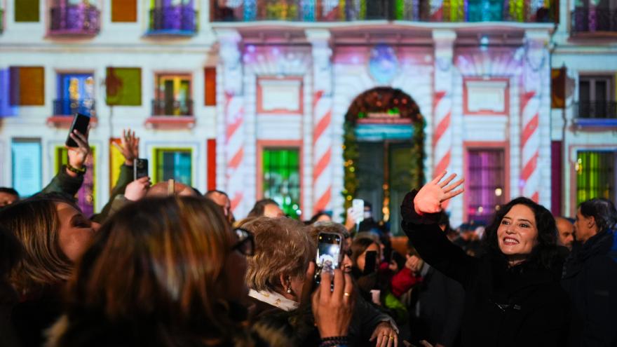 Un calendario de Adviento gigante toma vida en la fachada de este emblemático edificio
