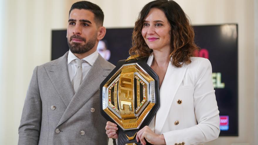 La presidenta ha recibido hoy en la Real Casa de Correos al deportista reconocido como mejor luchador de artes marciales mixtas de la UFC La presidenta junto a Ilia Topuria