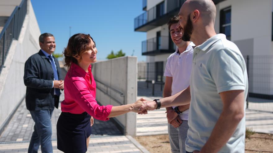 Se ubican en una urbanización cerrada con piscina, coworking, gimnasio, zonas deportivas, garaje y trastero