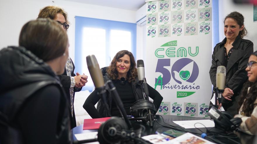 La presidenta en el centro conversando con algunas personas