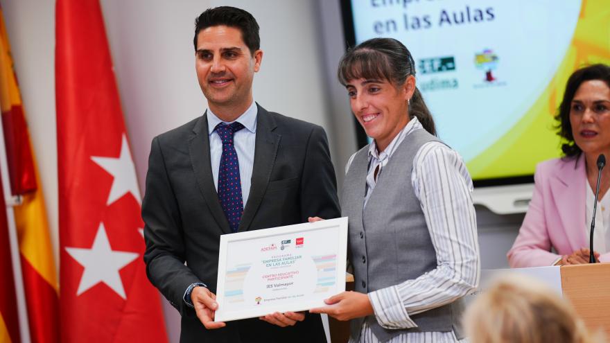 La Comunidad de Madrid promueve el emprendimiento de los alumnos con el Programa Empresa Familiar en las Aulas El consejero de Educación, Ciencia y Universidades