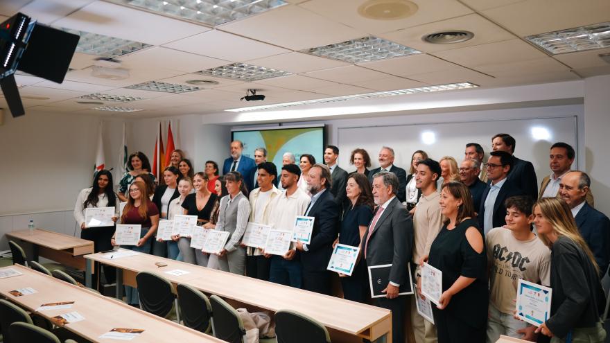 La Comunidad de Madrid promueve el emprendimiento de los alumnos con el Programa Empresa Familiar en las Aulas El consejero de Educación, Ciencia y Universidades