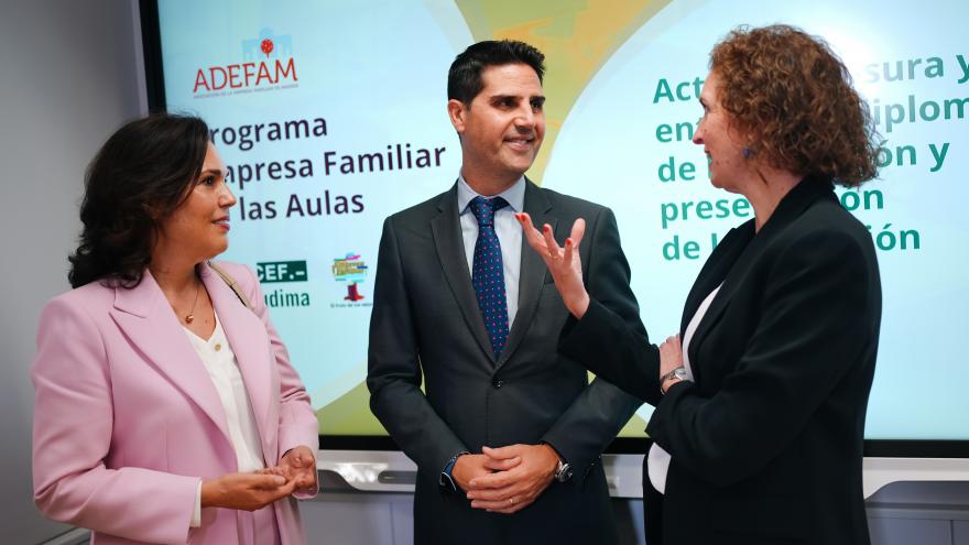 La Comunidad de Madrid promueve el emprendimiento de los alumnos con el Programa Empresa Familiar en las Aulas El consejero de Educación, Ciencia y Universidades