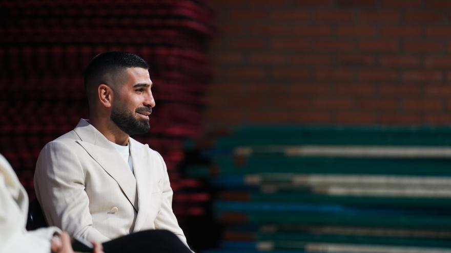 Ilia Topuria continúa impartiendo charlas en los centros educativos madrileños sobre los efectos de las drogas y la lucha contra el acoso escolar Ilia Topuria