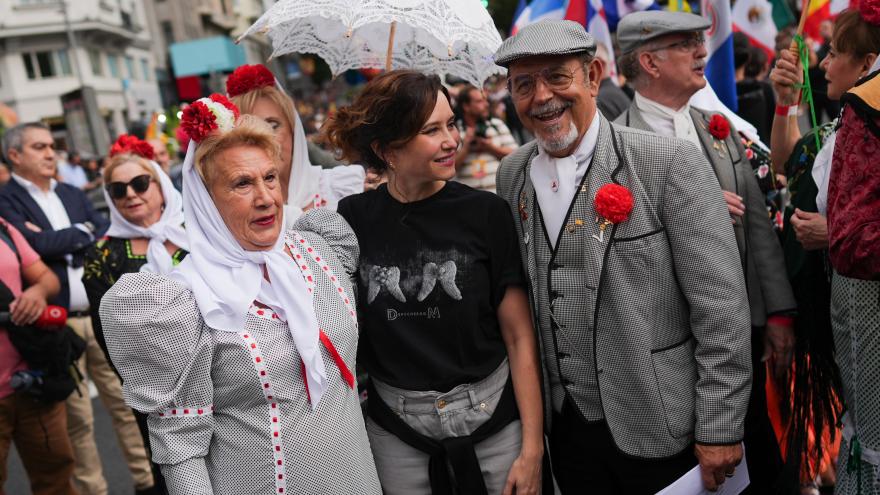 Díaz Ayuso, en la gran cabalgata de Hispanidad que, por primera vez, recorre la Gran Vía con la representación de 22 nacionalidades La presidenta durante la cabalgata