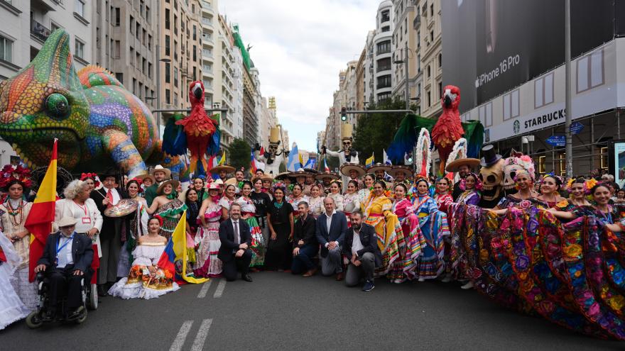 Díaz Ayuso, en la gran cabalgata de Hispanidad que, por primera vez, recorre la Gran Vía con la representación de 22 nacionalidades La presidenta durante la cabalgata