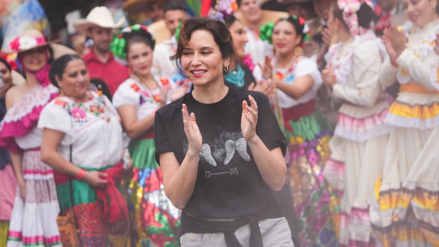 Díaz Ayuso, en la gran cabalgata de Hispanidad que, por primera vez, recorre la Gran Vía con la representación de 22 nacionalidades La presidenta durante la cabalgata