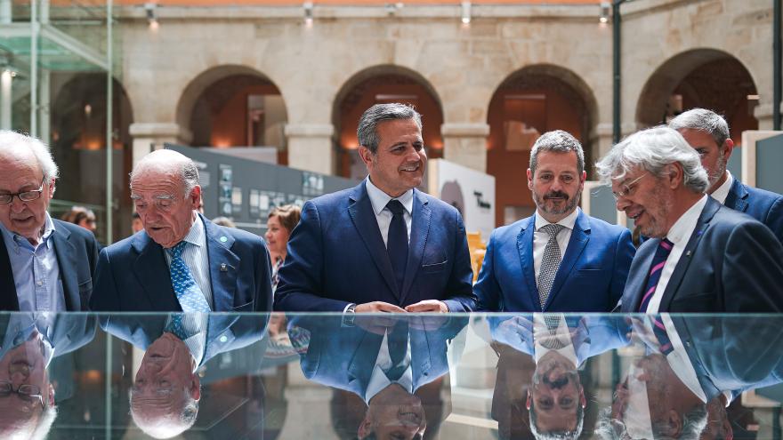 El consejero en su visita a la exposición