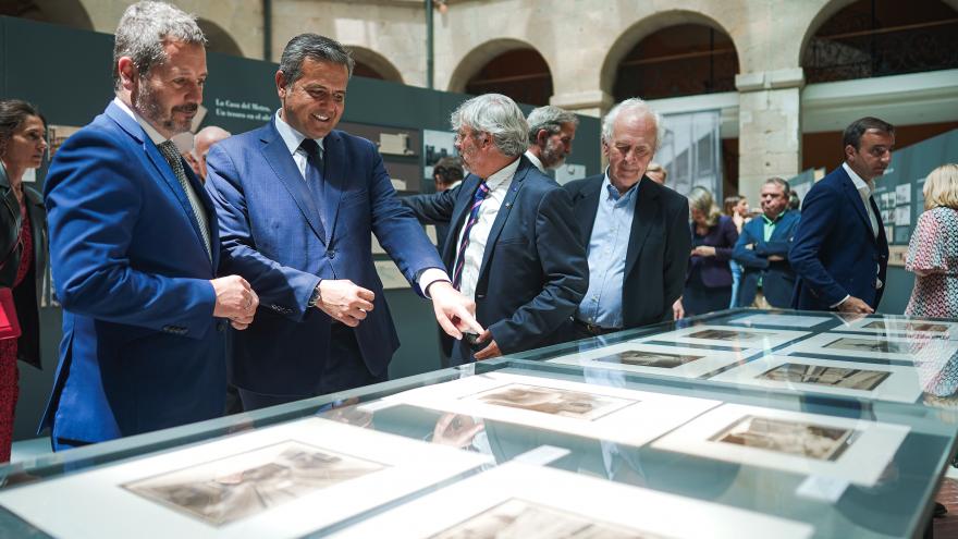 El consejero en su visita a la exposición