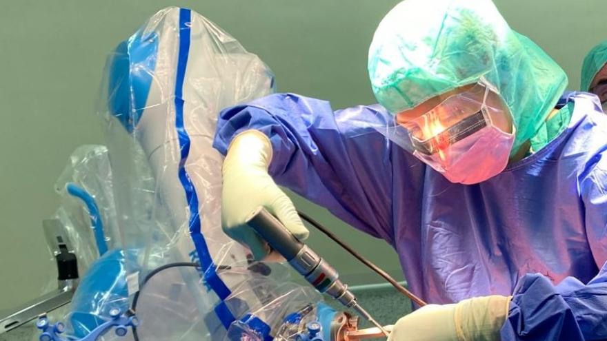 Intervención de rodilla con asistente robótico
