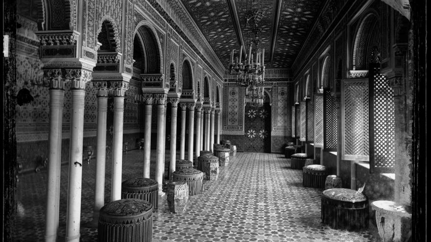 Salón porticado con decoración de mocárabes al estilo árabe