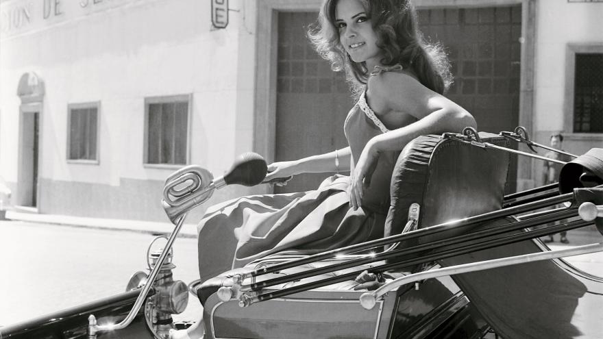 Imagen de una mujer sentada en un coche descapotable 