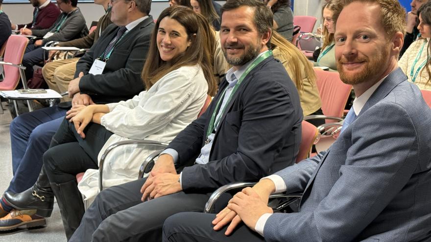 Personas en un aula mirando a cámara