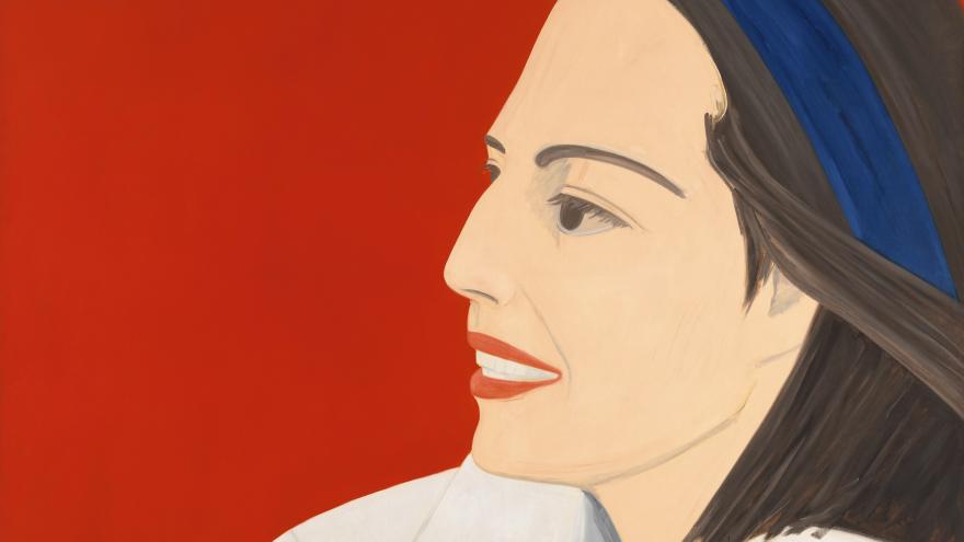 Una pintura de una mujer sonriendo con una bandana azul y el fondo rojo