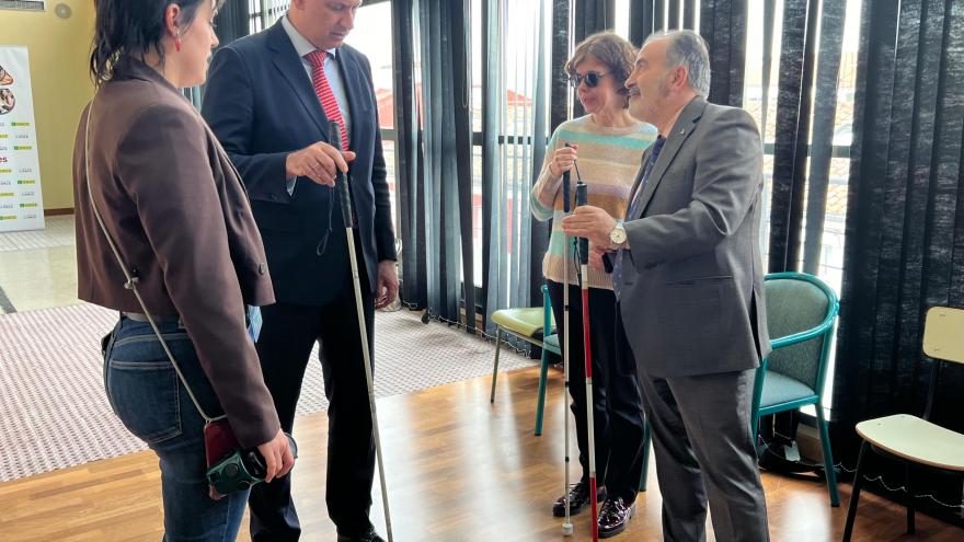 El consejero Lopez-Valverde junto con miembros de la ONCE