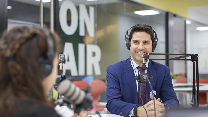 El consejero en el programa de radio infantil