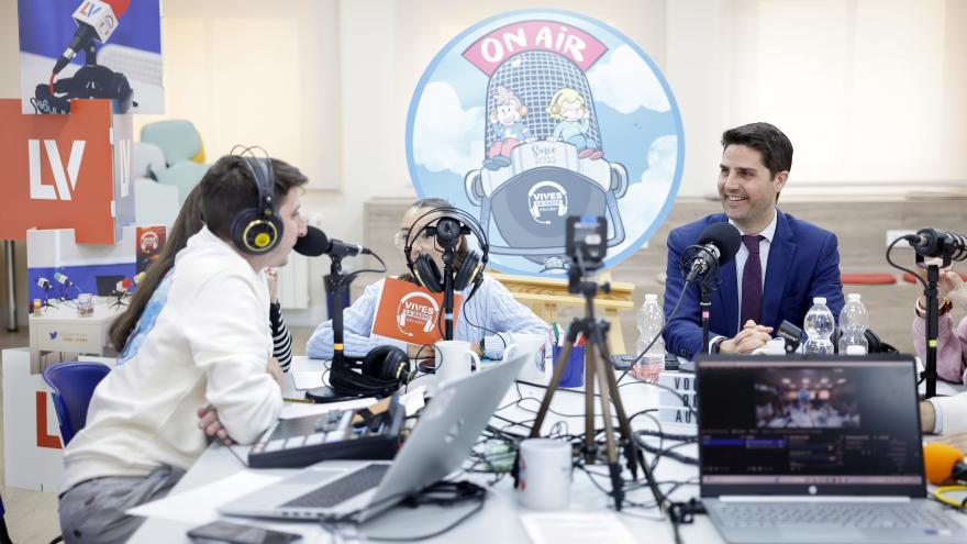 El consejero en el programa de radio infantil