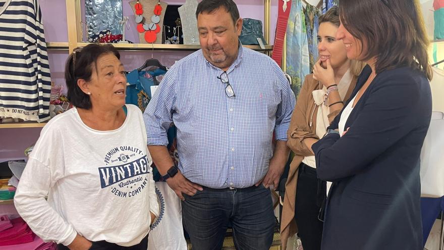 La directora general de Comercio y Consumo ha visitado un comercio textil, entre otros establecimientos