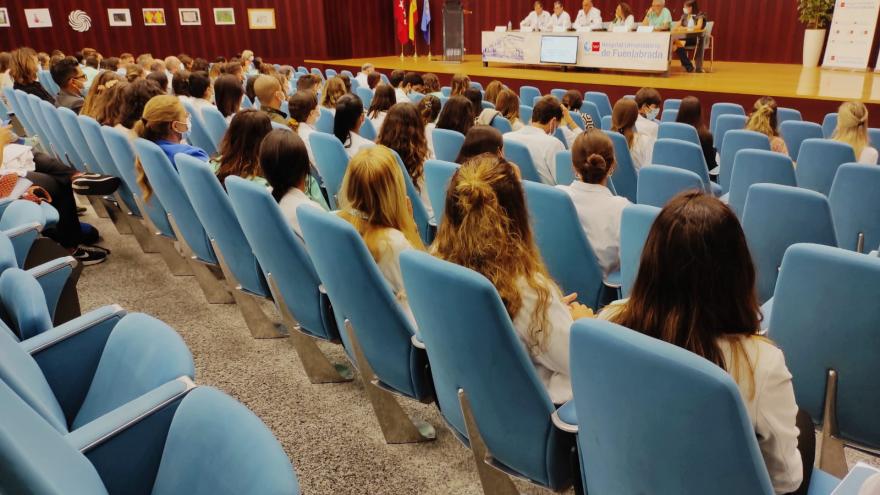 Residentes durante un acto en un hospital