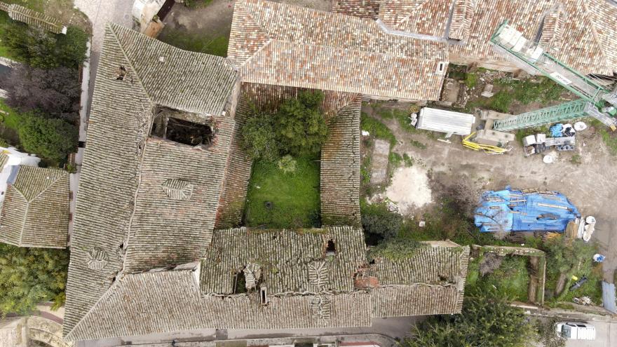 vista general de un edificio con cubiertas de tejas en mal estado de conservación y tres cuerpos