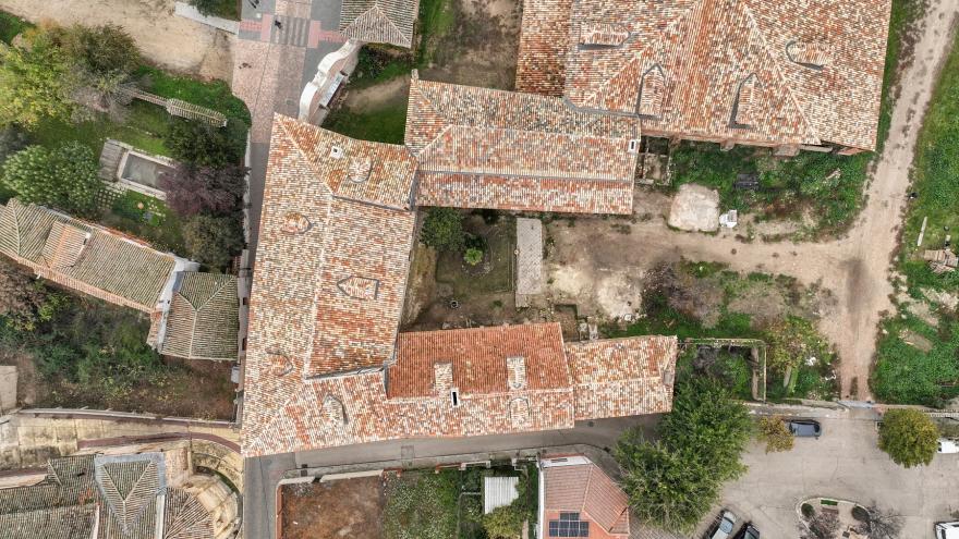 vista general de un edificio con cubiertas de tejas y tres cuerpos