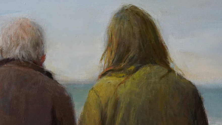 dos personas de espaldas sentadas mirando al horizonte