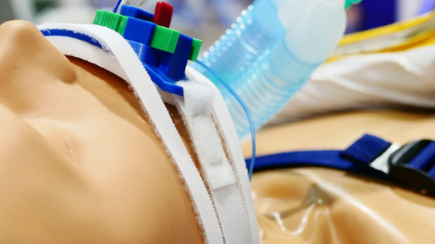 Muñeco de simulación en curso de cirugía pediátrica