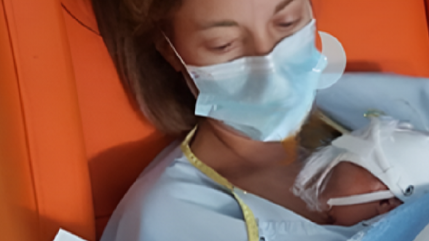 mamá con bebé preamturo en el pecho