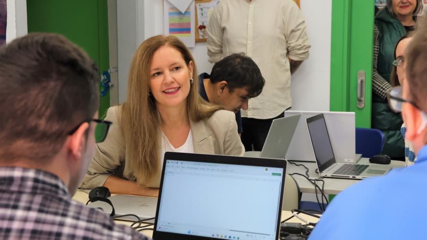 La Comunidad de Madrid impartirá en sus centros públicos programas para disminuir la brecha digital de personas con discapacidad intelectual La consejera Dávila