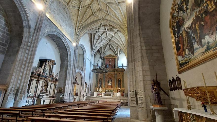 imagen interior de una iglesia